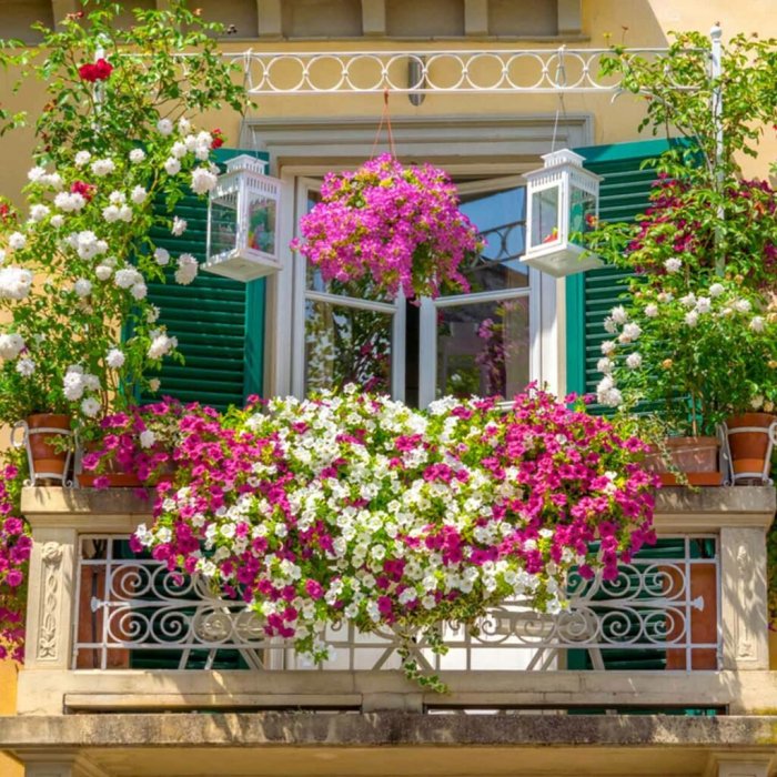 How to decorate small apartment balcony