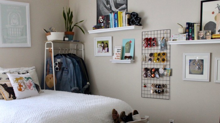 How do you decorate a small bedroom